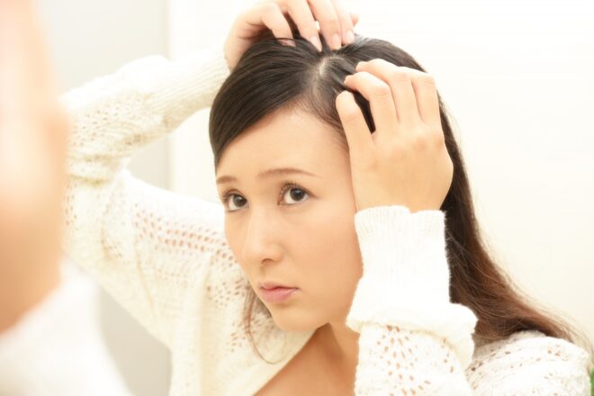 ストレスに関係性のある白髪を気にする女性のイメージ